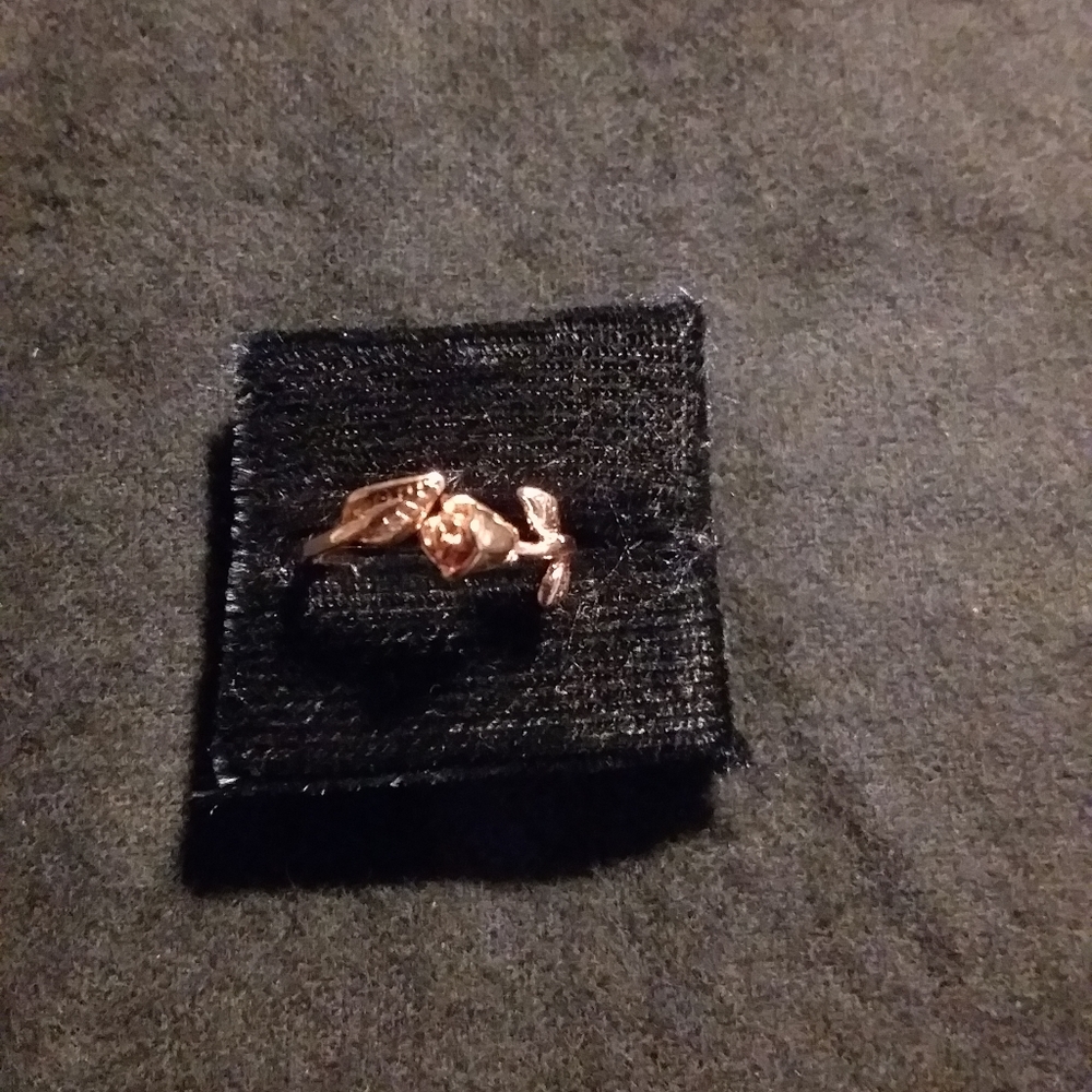 Rose Gold Rose Zwith Leaf Toe Ring